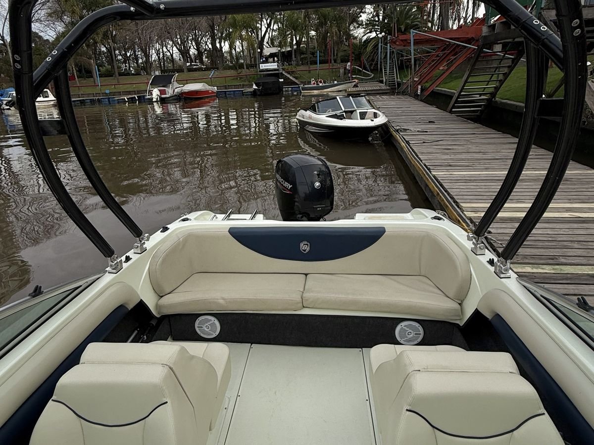 Bermuda Sport 200 — interior completo desde popa